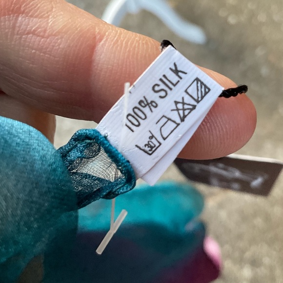 Tony& Candice NWT 100 % silk colorful gradient sheer large scarf shawl 44” x 66” - Picture 11 of 15